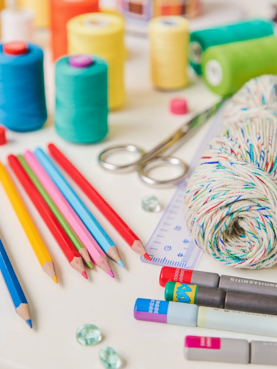 Dettaglio illustrato di strumenti e accessori per lavori manuali